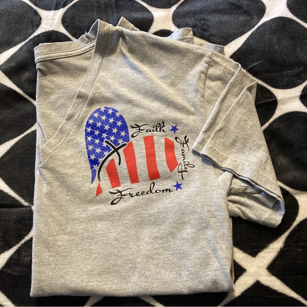 Gray V-Neck T-Shirt with American Flag Design Medium - Picture 5 of 5